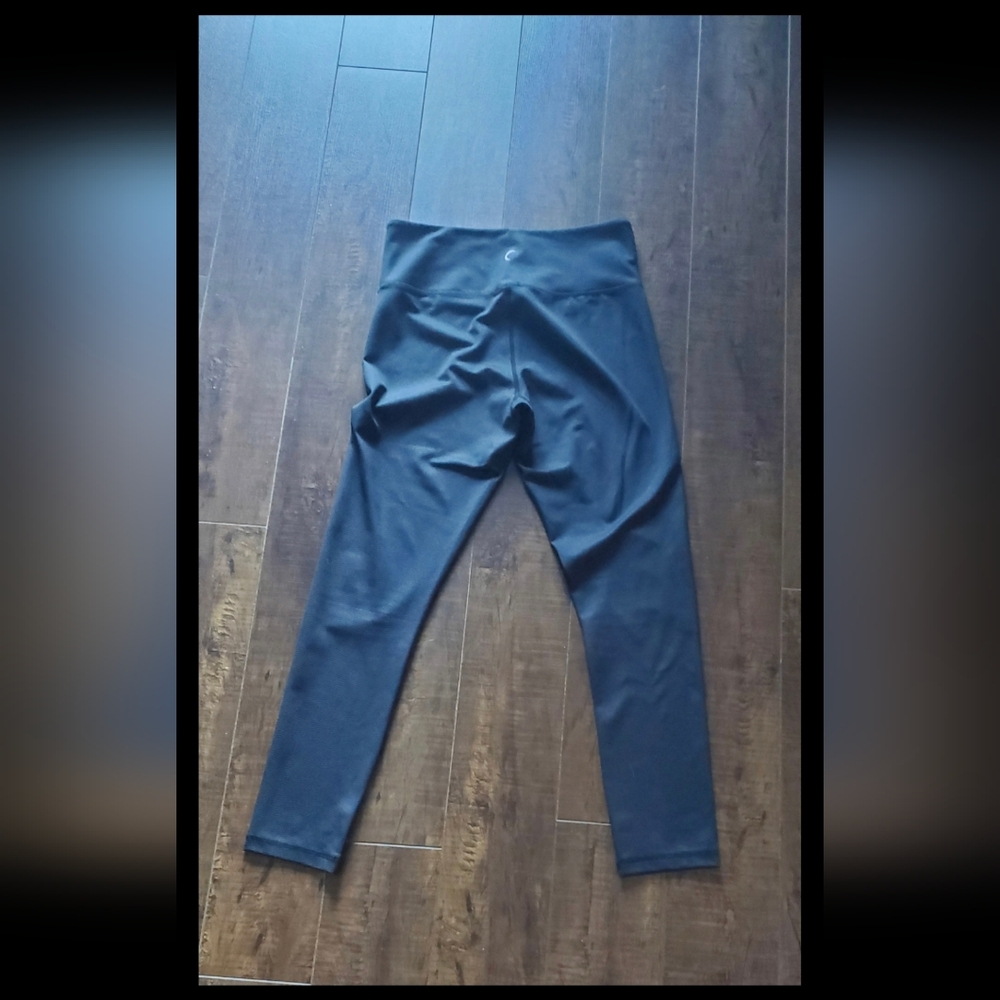Black Vibrations Pocket Light n Tight Hi-Rise Leggings EUC Size 6-8 - Picture 3 of 7